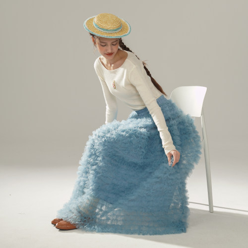 脸儿艺 简约清新白 一字宽领口露肩 手工法式立体绣花 打底针织衫