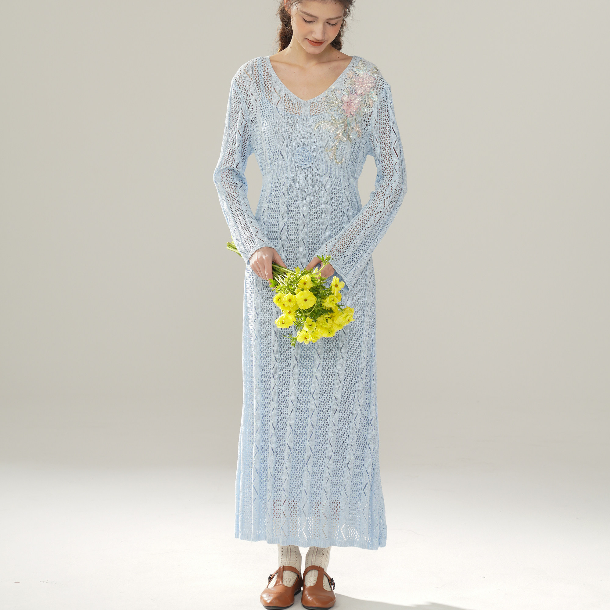 脸儿艺淡雅水蓝奶白清新 V领立体钩花钉珠闪片绣花修身钩花连衣裙