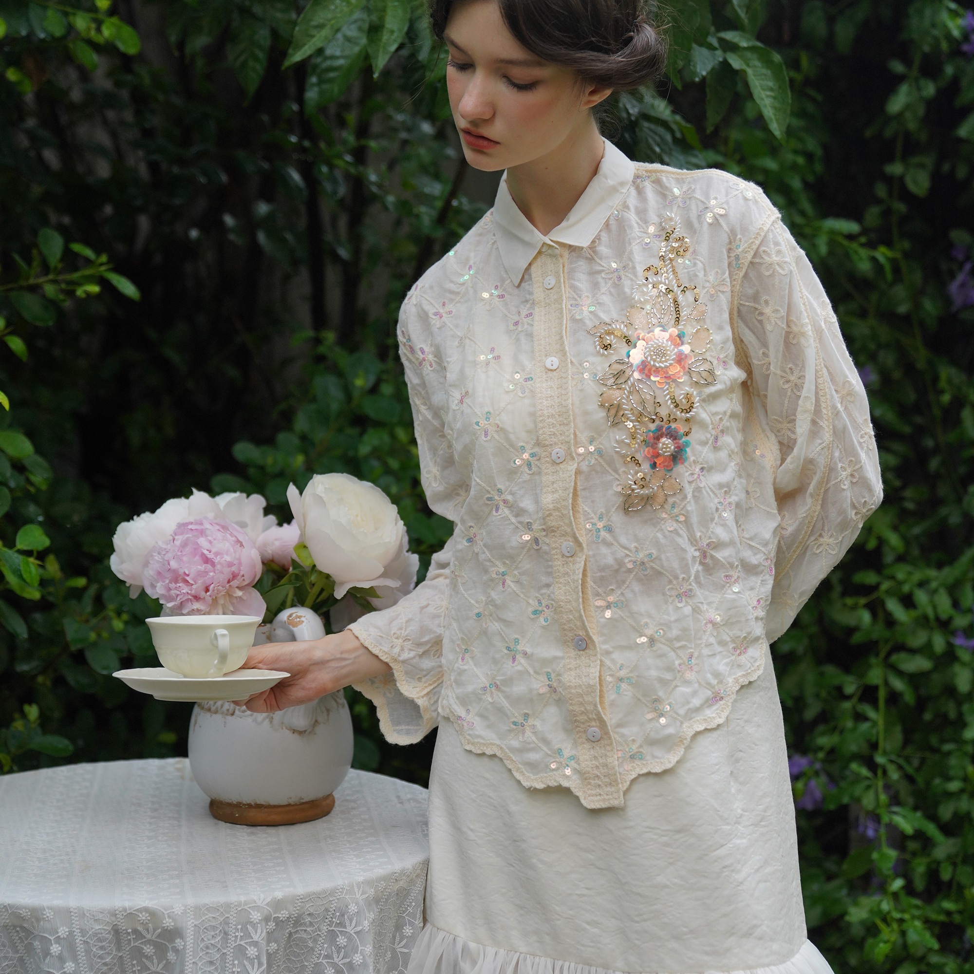 脸儿艺 手工钉珠片 粉花朵 文艺小翻领 杏色闪闪棉布上衣衬衫