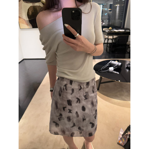 Here yaya shop 淡颜系精致无缝一体天丝桑蚕丝冰肌显瘦针织衫