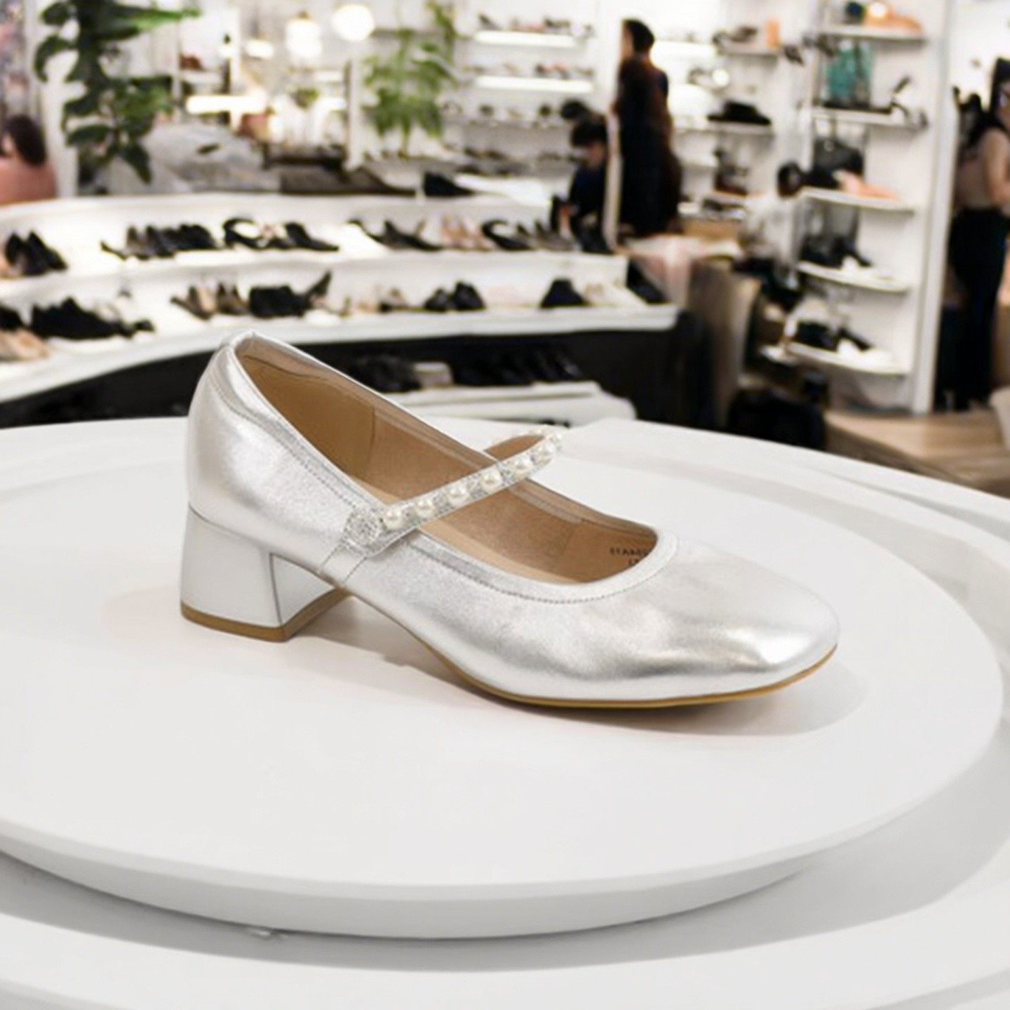 EBLAN伊伴女鞋圆头浅口单鞋2026春季新款珍珠一字带银色B26121254