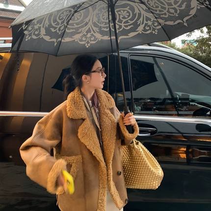 区区欧阳翻领皮毛一体羊羔毛外套机车服美拉德宽松加厚2024女新款