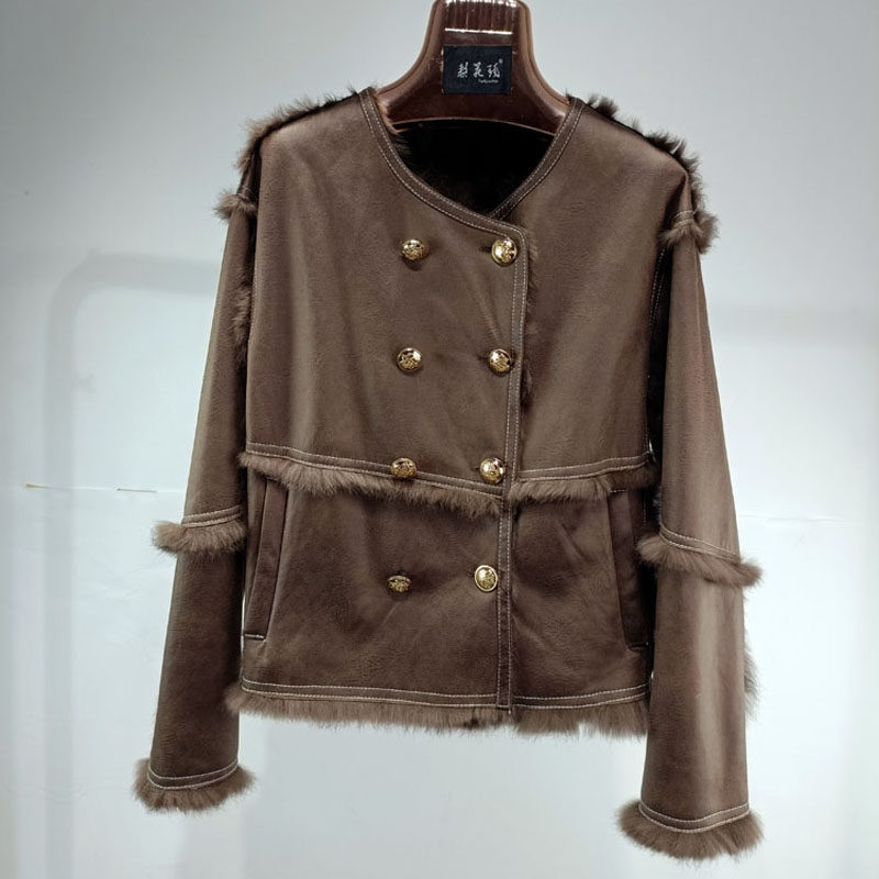 秋冬圆领双排扣皮毛一体女装