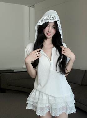 小清新甜美减龄白色宽松显瘦半拉链蕾丝连帽T恤上衣百搭短裙套装
