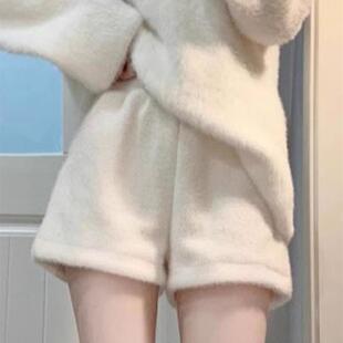水貂绒短裤女秋冬白色可爱温柔宽松显瘦毛绒松紧百搭a字阔腿裤子