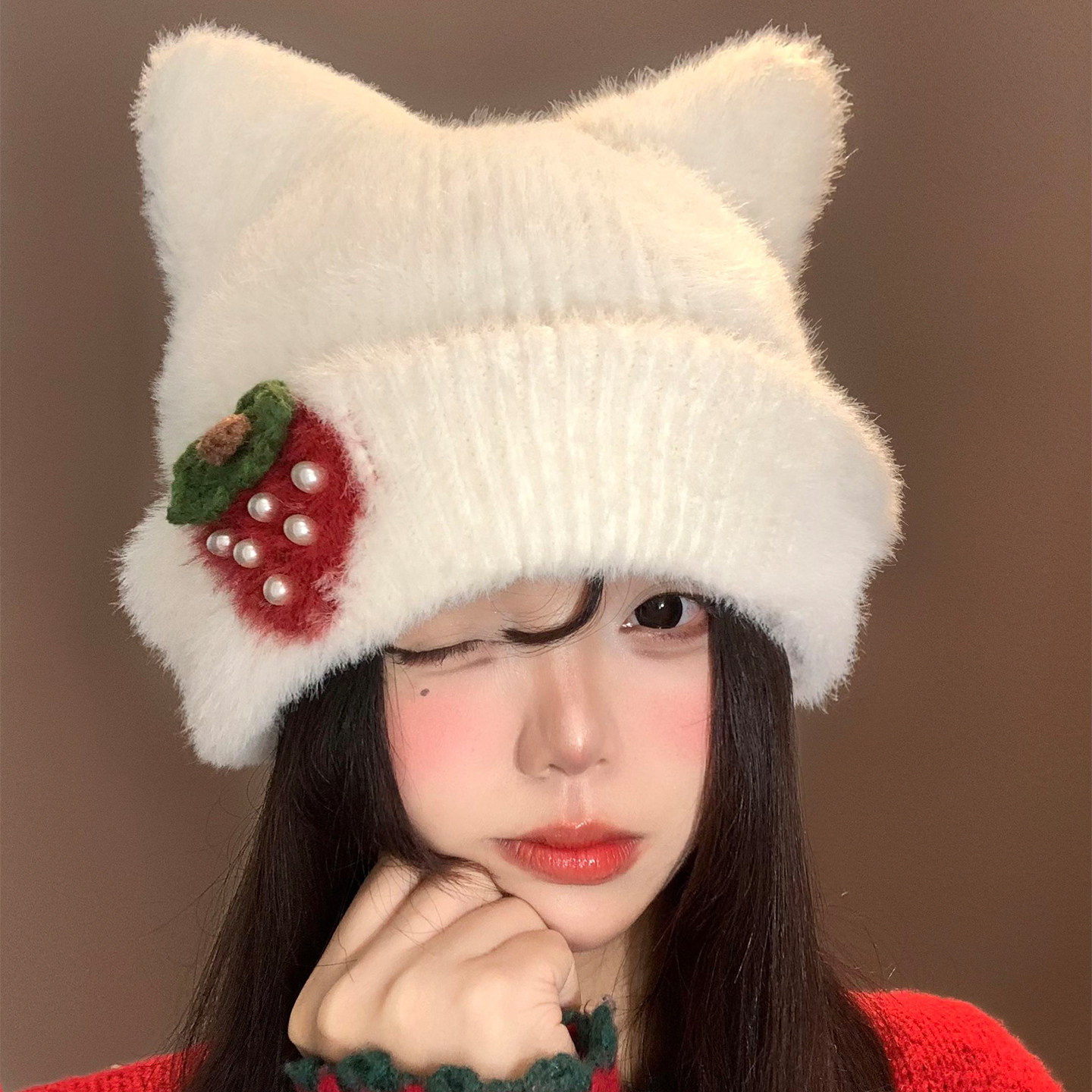 可爱草莓毛绒猫耳朵针织帽女秋冬白色显脸小毛线帽大头围护耳帽子