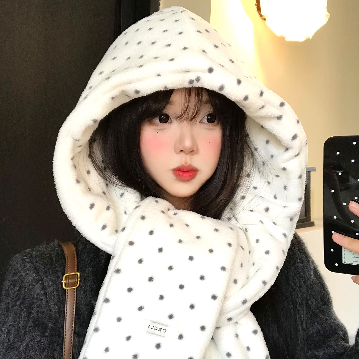 白色波点毛绒帽子围巾一体女冬季