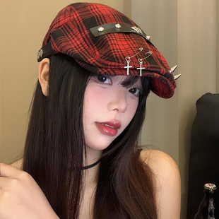 暗黑系红色格子铆钉前进帽女复古朋克亚文化贝雷帽y2k显脸小帽子