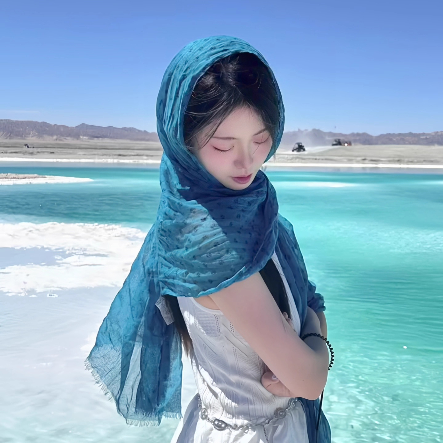 蓝色川西旅游穿搭棉麻围巾大西北