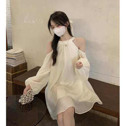 露肩挂脖设计感连衣裙秋