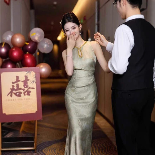 新中式挂脖旗袍订婚礼服女2026新款高级感绿色结婚晨袍新娘敬酒服