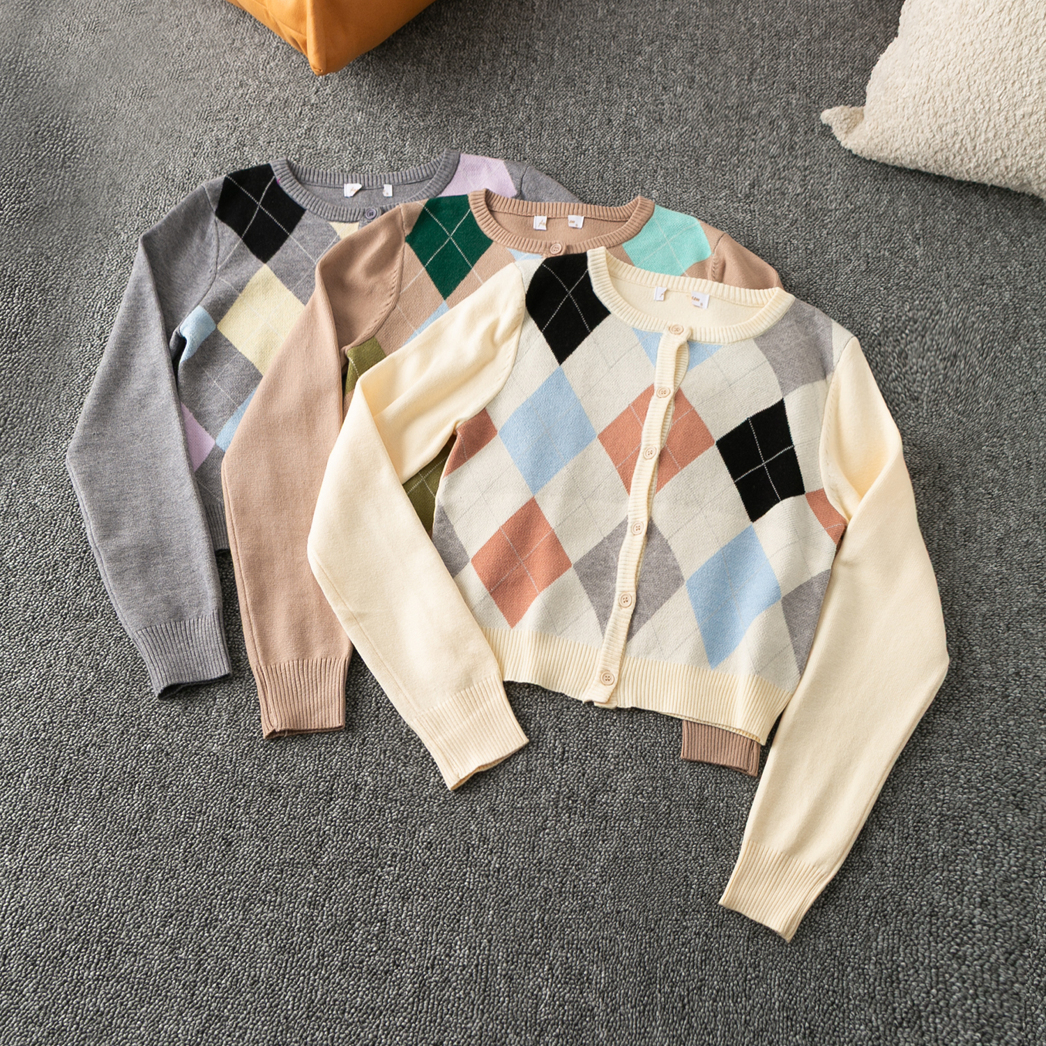 活泼气质圆领长袖单排扣针织开衫