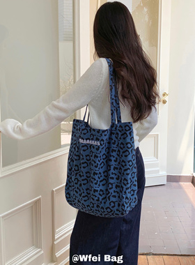 Wfei韩版博主同款豹纹字母单肩包帆布包大容量水桶包女秋冬托特包