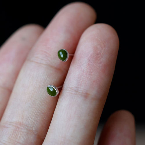 小绿豆纯银S999耳钉牛油果绿迷你小巧精致高级感显白墨绿耳饰免摘