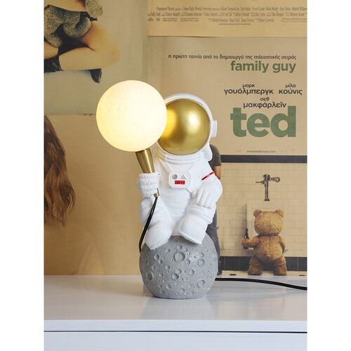 极简高档北欧宇航员太空人卧室儿童房台灯后现代创意月球床头摆件