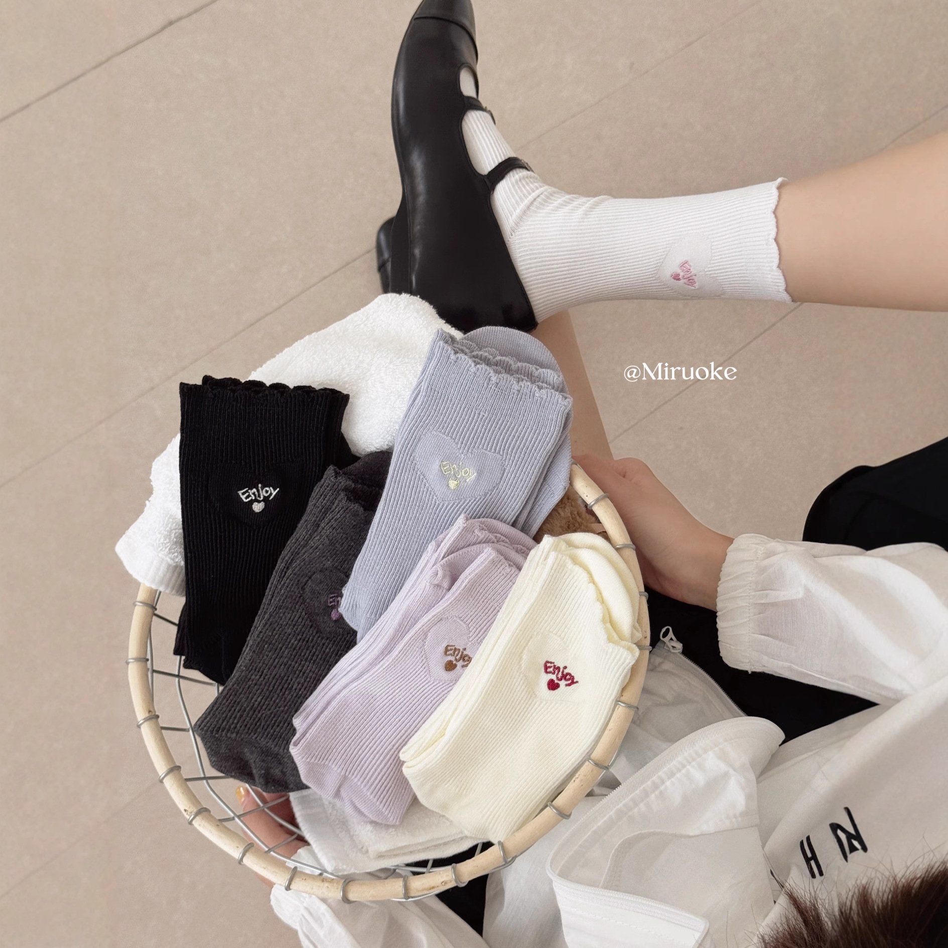 2025秋冬米若克成人少女袜学院风刺绣女士条纹潮袜中筒棉袜子