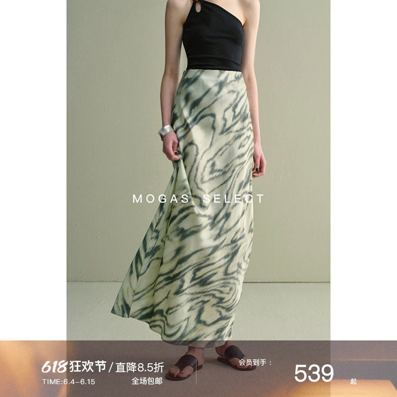 Mogas流光缎面印花斜裁半身裙