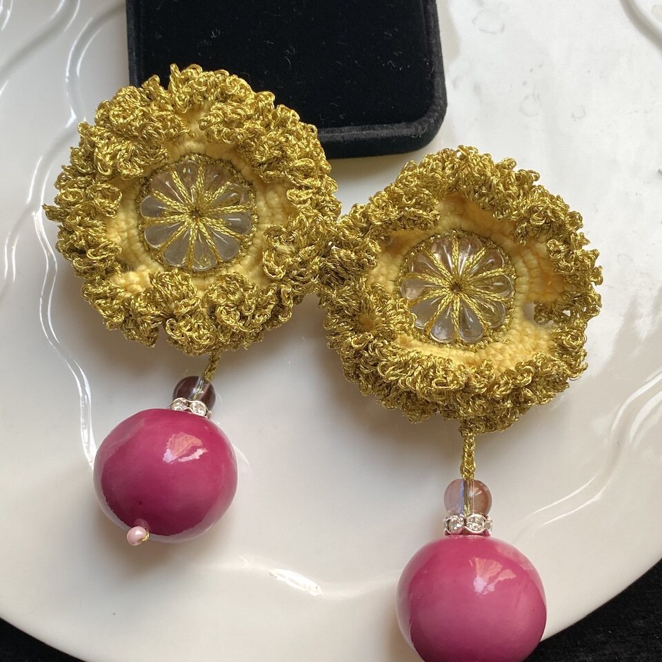 VTG设计师款原创手作手工钩织金黄色花卉粉紫色珐琅棉花珍珠耳夹