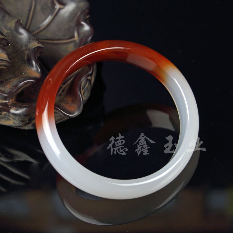 俏色玉髓手镯 半红半白玉镯细加厚 叮当镯 半壁江山手镯 直播货源