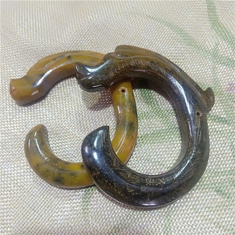 供应古玩杂项岫玉仿古做旧工艺品龙勾吊坠红山文化玉猪龙饰品批发