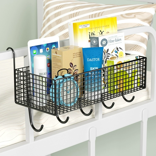 Перед прикроватными полками, подвесная корзина, артефакт общежития для студентов колледжа, хороший объект, подвесная кровать, на полке хранения полки