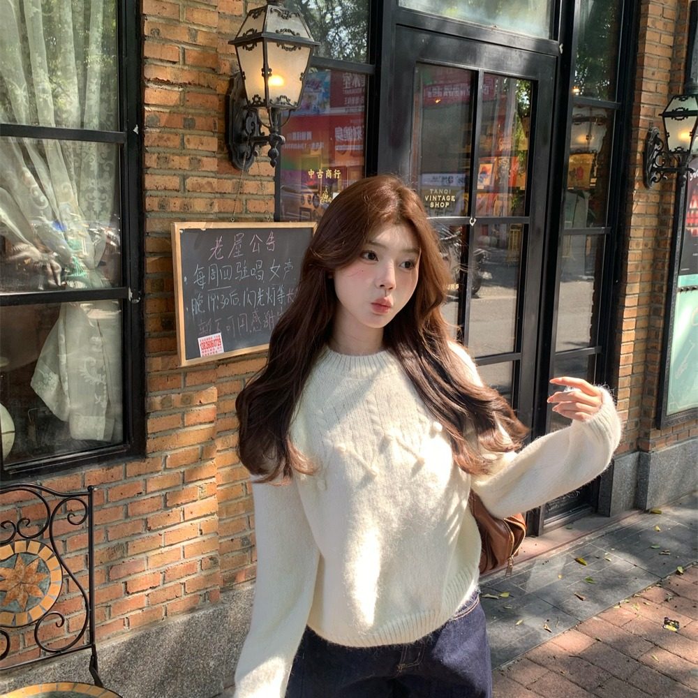 韩系现货秋冬重工宽松长袖毛衣女白色设计感麻花球球圆领慵懒上衣