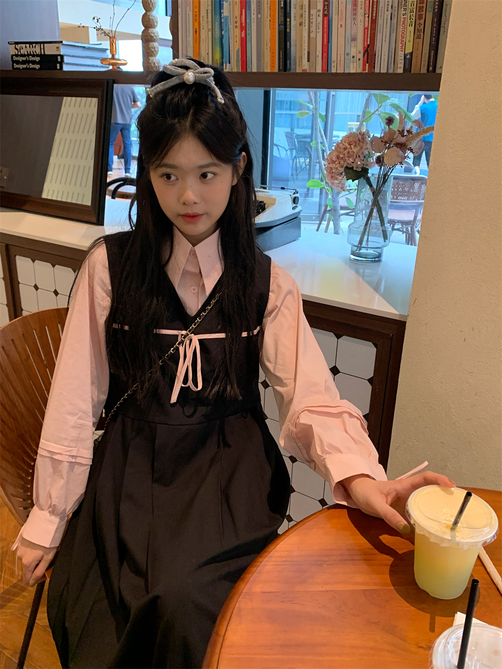 现货~秋冬甜辣淑女范黑色蝴蝶结连衣裙长裙+宽松减龄粉色衬衫套装