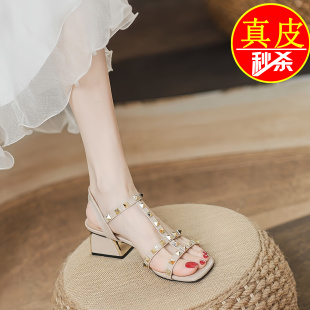 品牌真皮粗跟气质铆钉一字带凉鞋女2026夏季新款百搭中跟罗马凉鞋