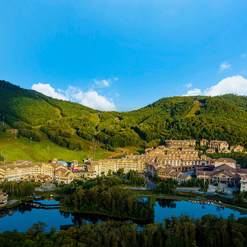 【位置优越】酒店依邻长白山，是度假/家庭旅行的理想之选 【5店可选】5店套餐任意选，轻松玩转长白山万达度假区 【夏季权益】接送机/观光缆车/水乐园/LUGE滑车/征西滑道等多种玩乐 【官方保障】花呗囤货，不约随时退，过期自动退