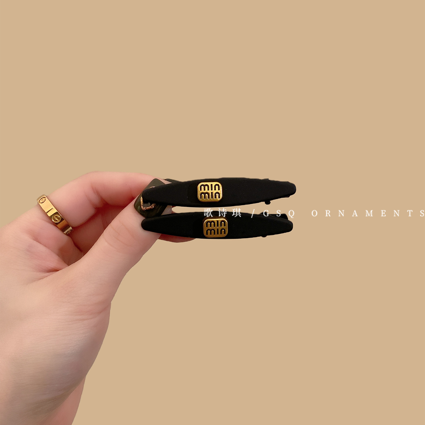 优雅高级感气质黑色字母鸭嘴夹