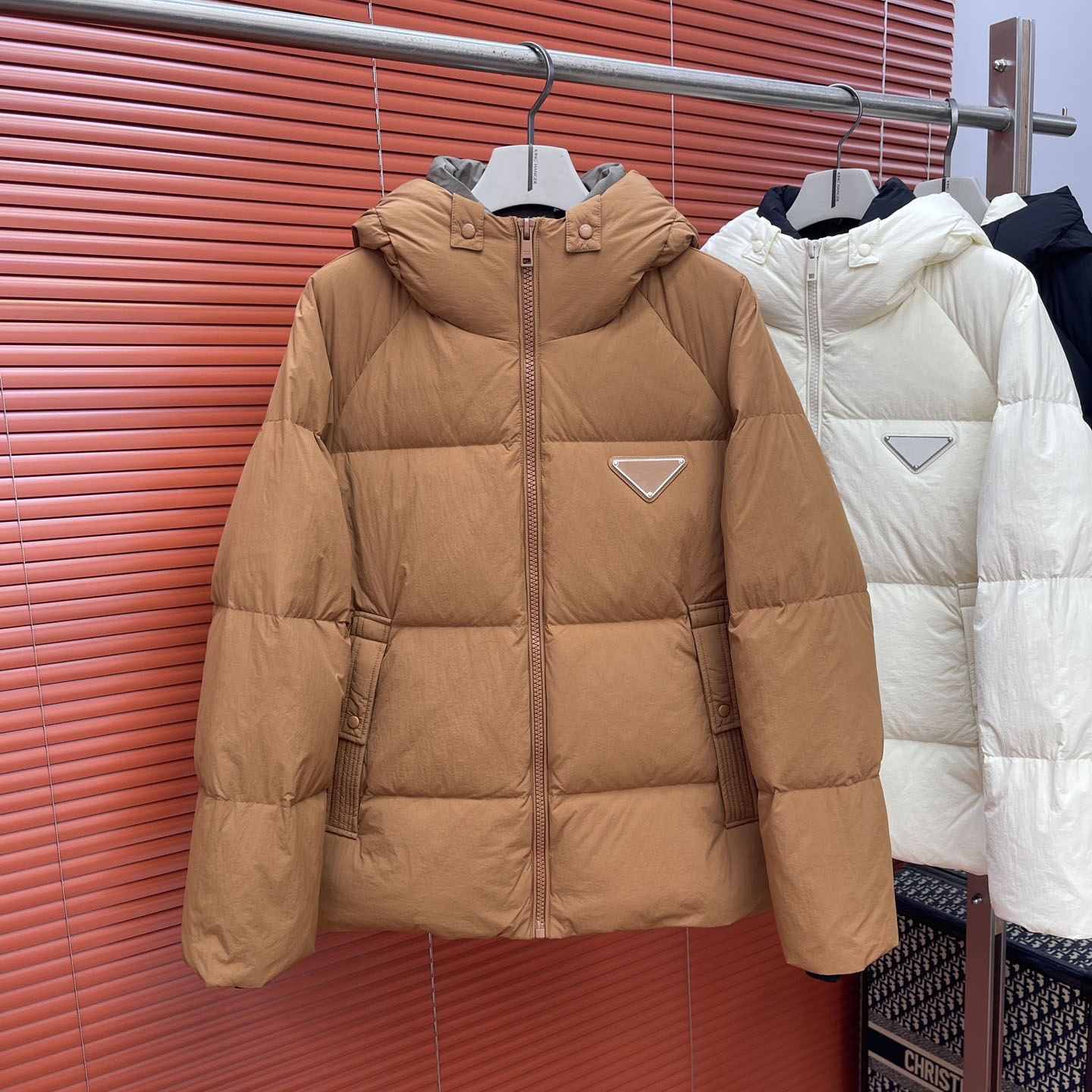 经典三角徽标连帽羽绒夹克2025新款立领羽绒服舒适百搭立领羽绒服