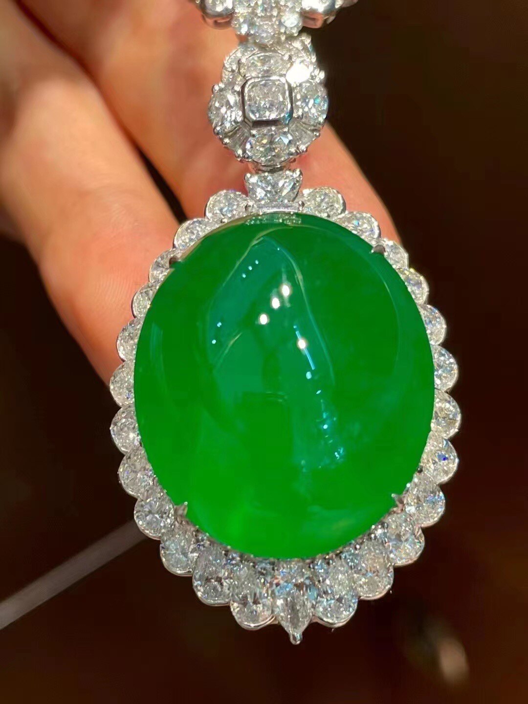 伟德国际察哈尔右翼中旗人民法院关于8天然缅甸翡翠糯种果绿正圈手镯553圈口（第二次拍卖）的公告