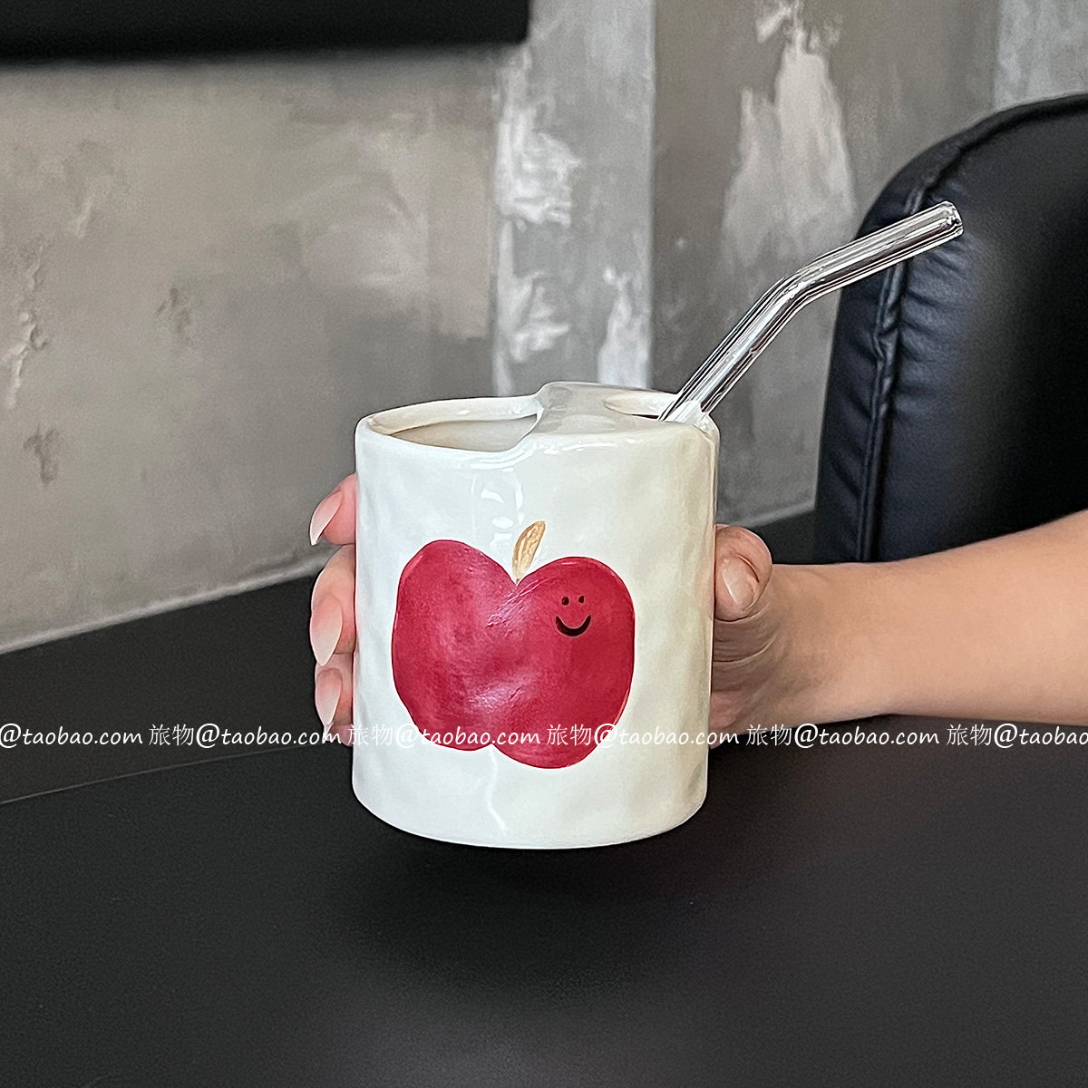 ins手握小苹果奶茶拿铁杯情侣杯