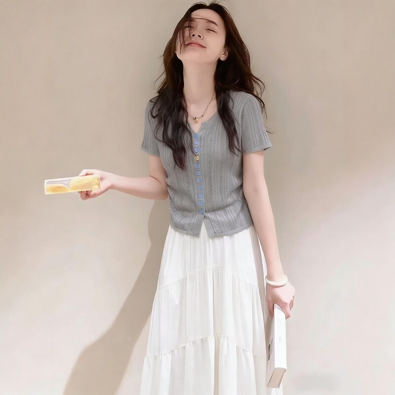 初夏独特绝美小套装2026超火减龄上衣韩系短袖彩扣针织衫半身裙女