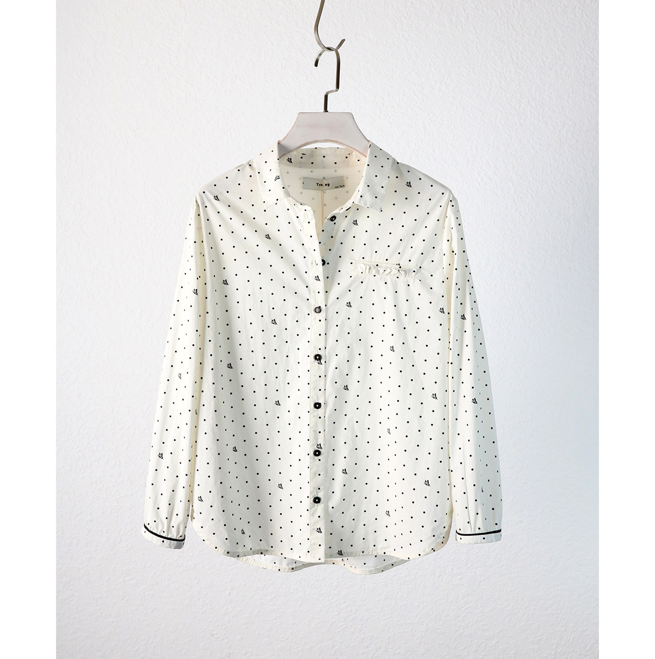 特别推荐新款《缱绻时光》特制小黑牛角扣纯棉波点衬衫女上衣米色