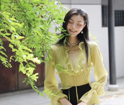 绿色荷叶边喇叭袖V领衬衫女夏设计感小众别致法式复古上衣