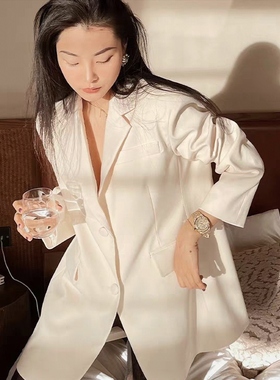 人间扳手 白色高级感炸街西装外套女设计感小众休闲外套