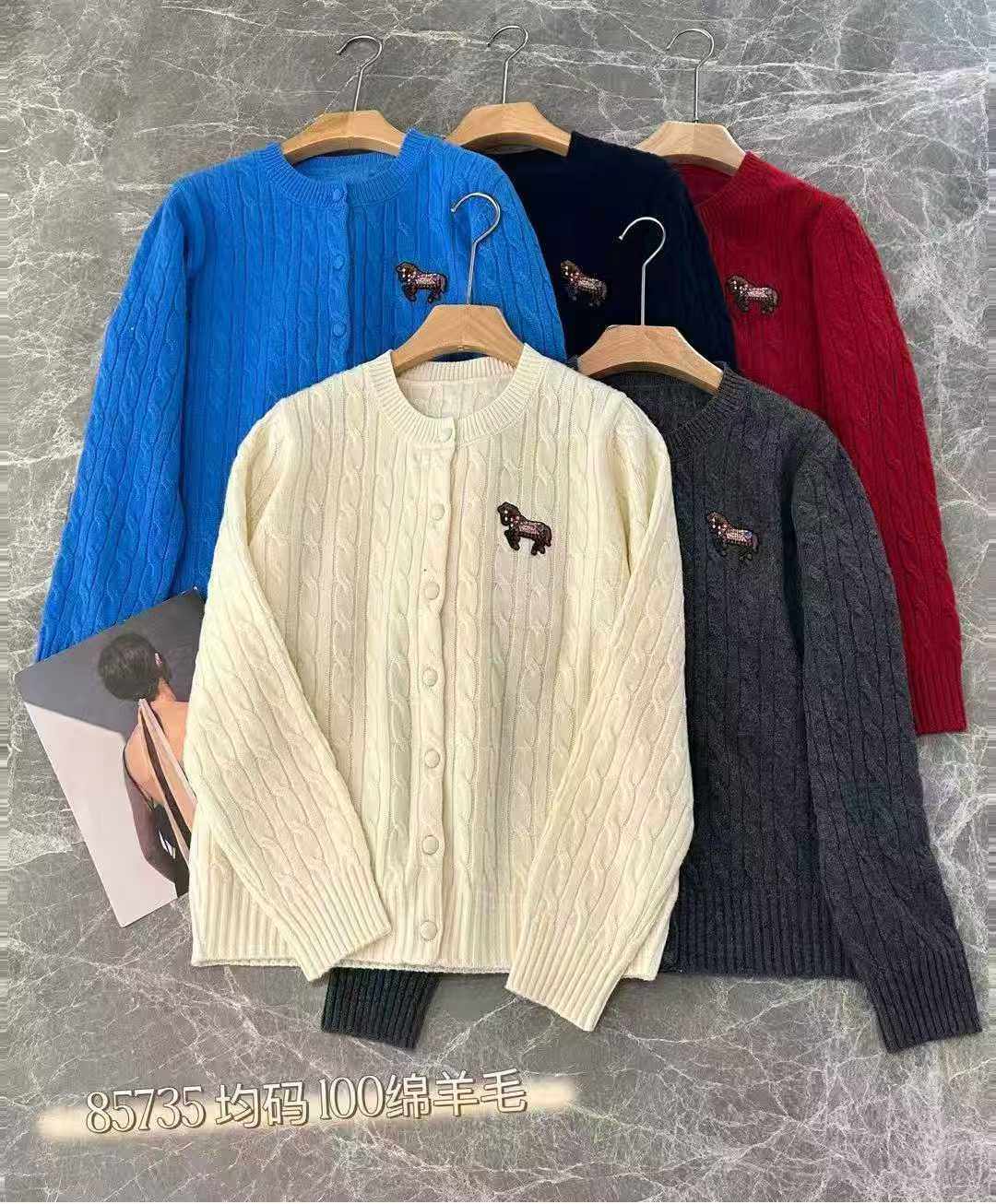 85735新品高品质超美精致小马图案圆领麻花针织开衫女冬百搭毛衣