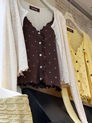 77001韩系早春新款波点吊带背心外搭针织开衫上衣两件套装