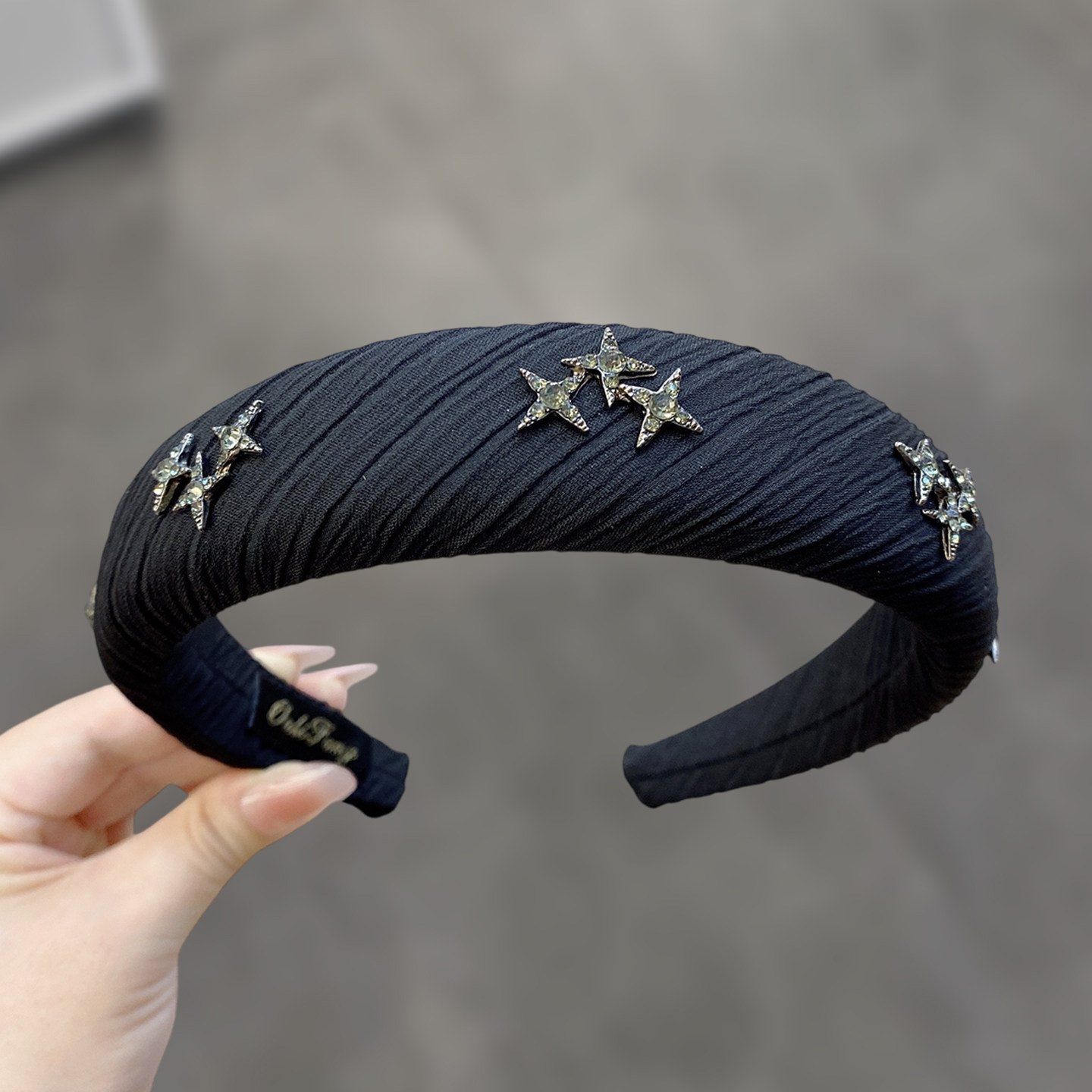 黑色褶皱布艺发箍星星闪钻宽边舒适不勒头高级氛围感外出压发头箍