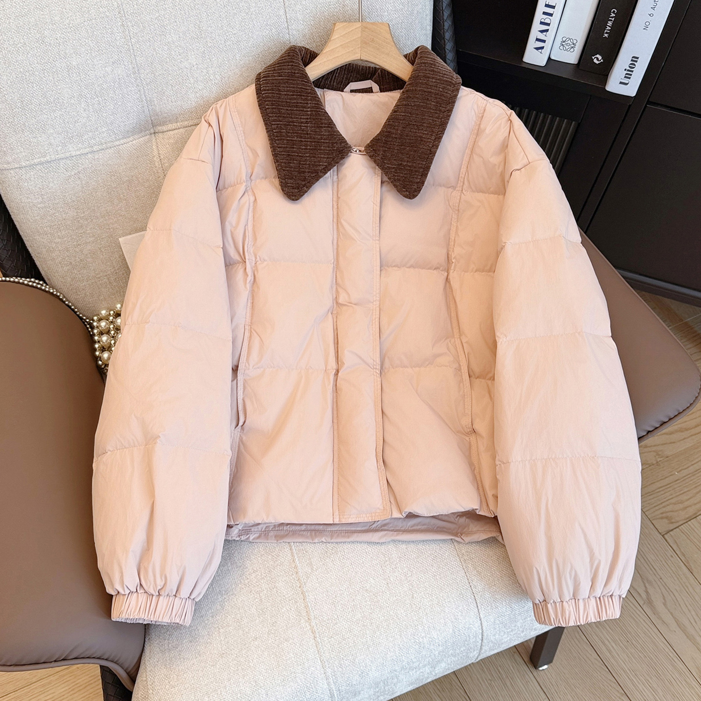 温柔粉色拼接翻领羽绒服女2025