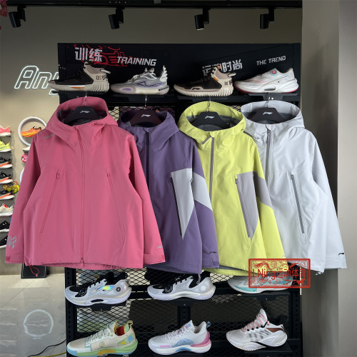 李宁女子CF溯万龙甲防风冲锋衣