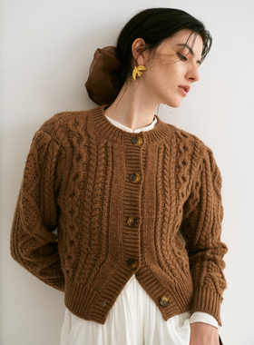TOP家 复古俏皮 法式秋冬氛围感咖色绞花圆领泡泡袖短款羊毛毛衣
