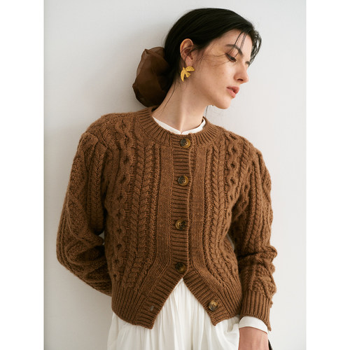 TOP家 复古俏皮 法式秋冬氛围感咖色绞花圆领泡泡袖短款羊毛毛衣