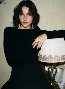 TOP家 法式浪漫复古爱心镂空绣花 显瘦船领荃羊毛套头针织衫