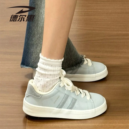 德尔惠2026新款雾霾蓝板鞋女小众不撞款鞋子百搭学生小白鞋休闲鞋