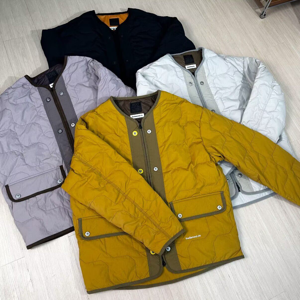 设计轻薄羽绒衣服男V领字母刺绣