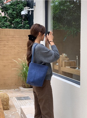 芝士商店~麂皮绒蓝色水桶包女冬季高级感小众单肩包手提通勤包包