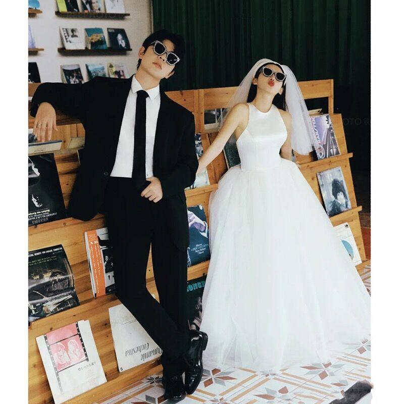 新款影楼主题韩式轻婚纱简约圆领旅拍摄齐地收腰气质白色缎面礼服