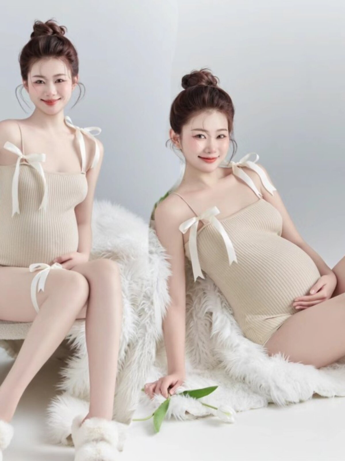 사진 스튜디오의 새로운 스타일의 임산부 사진 테마 의상 신선하고 심플한 스타일 집에서 찍은 아름다운 임산부의 큰 배 예술 사진